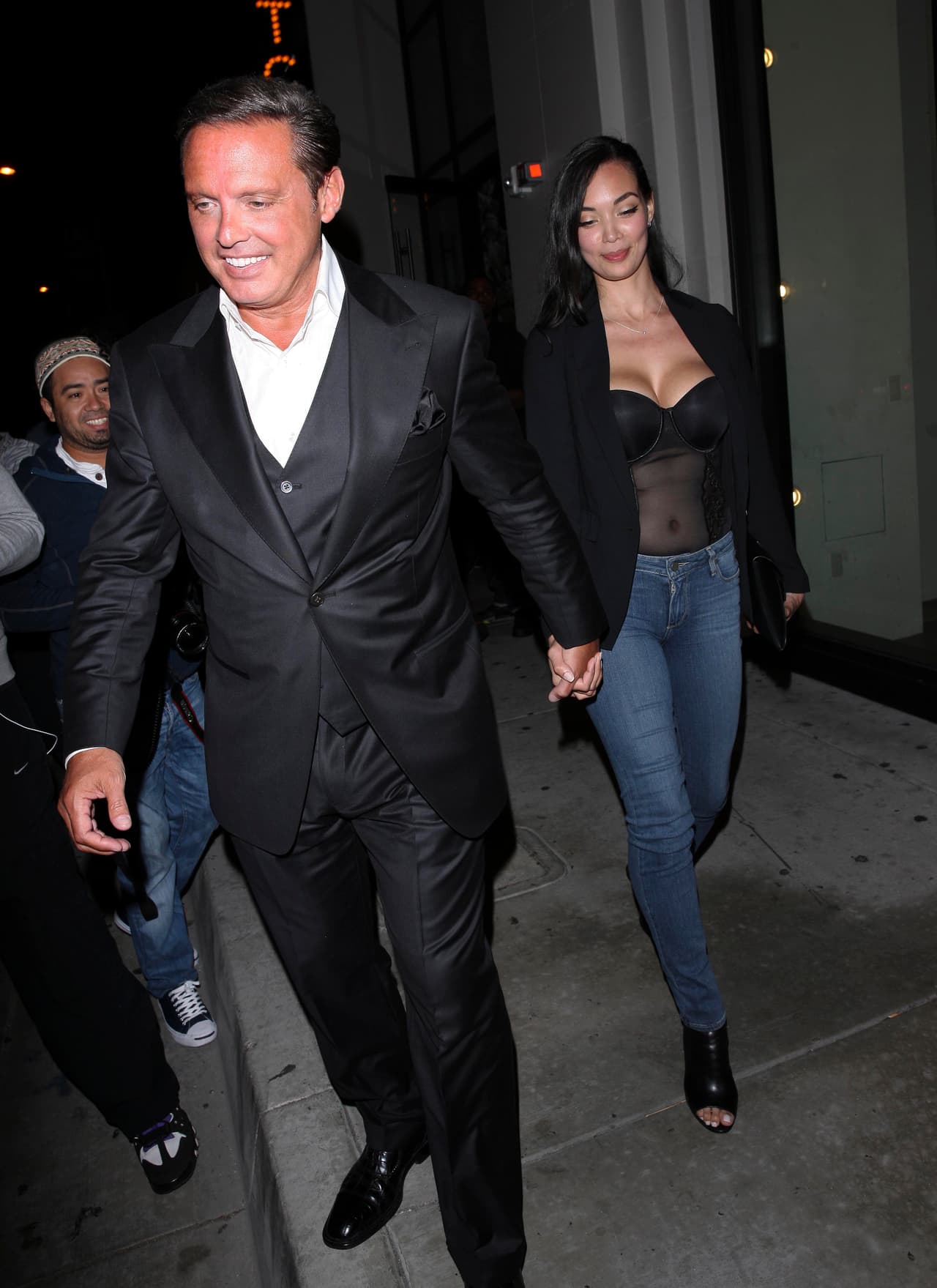 La mujer portó un atuendo sexy para la cena, con un top transparente que mostraba su abdomen.