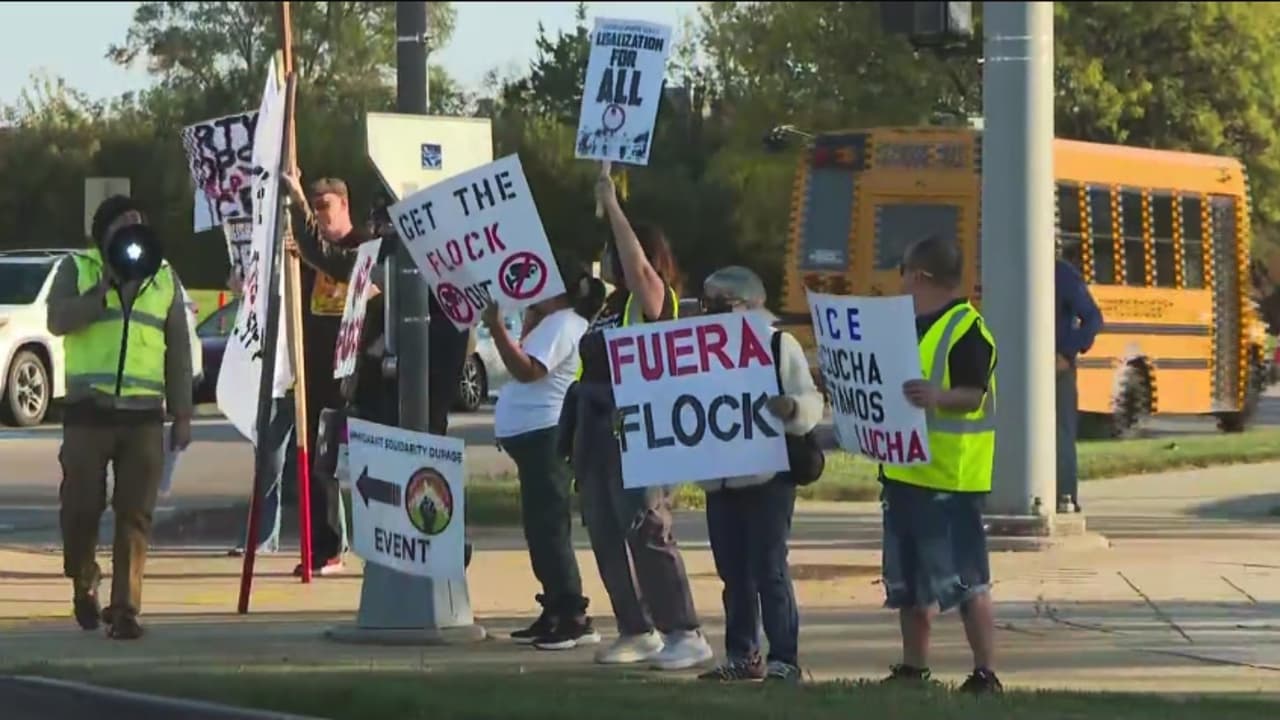 Protestan frente al departamento de policía en Carol Stream para exigir respuestas sobre supuesta colaboración con ICE