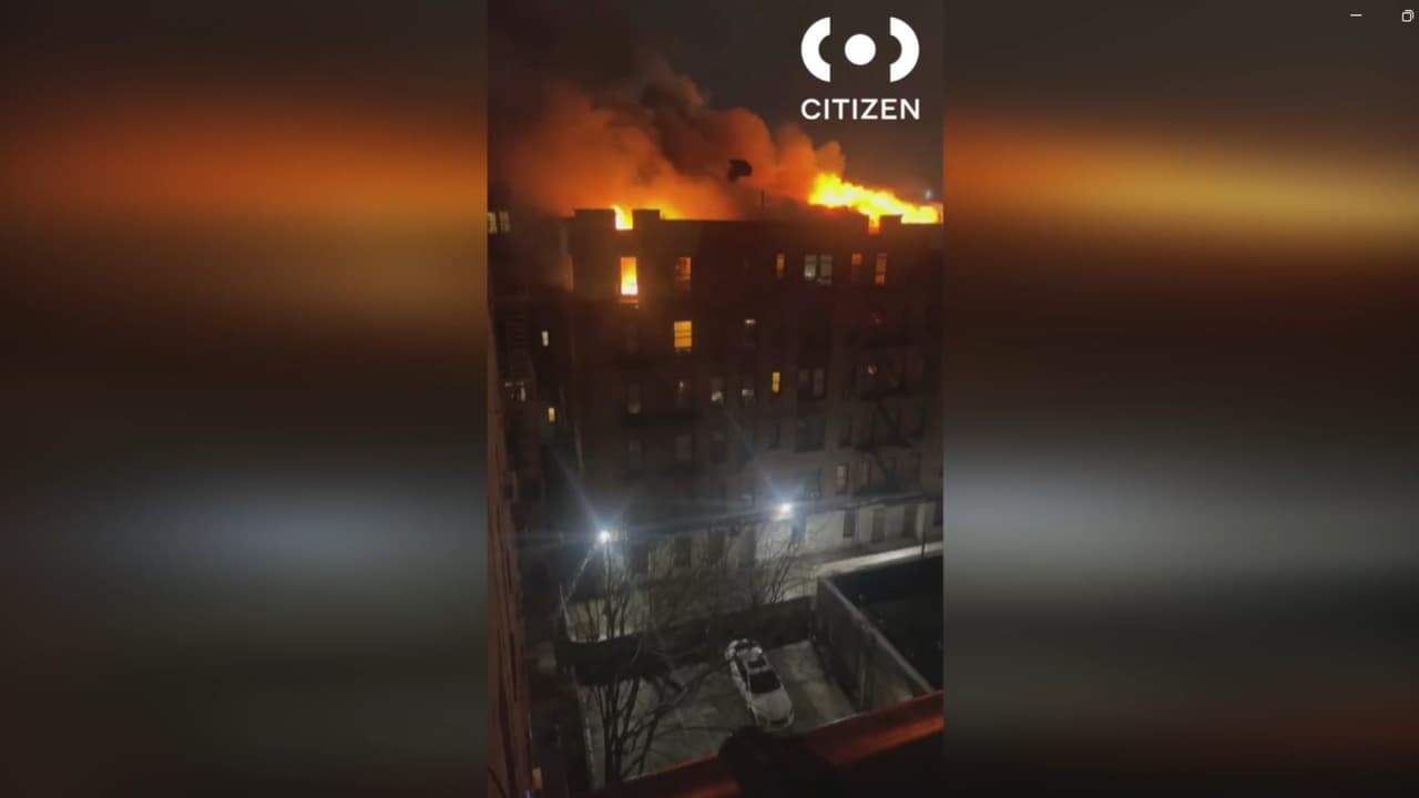 ¡Imágenes impactantes!: incendio arrasa con los pisos superiores de un edificio de departamentos en el Bronx