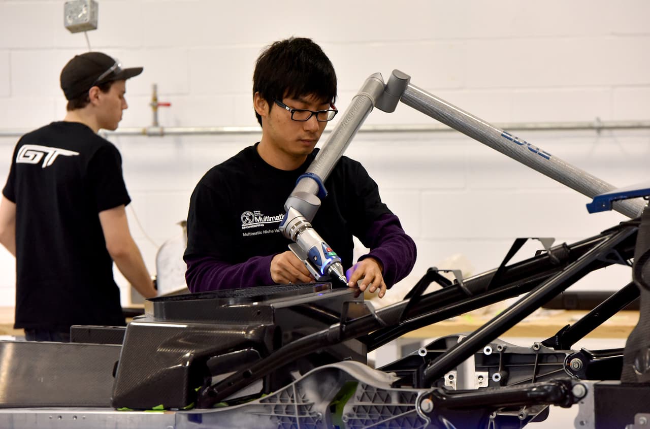 La planta de ensamblaje de bajo volumen de Markham en Ontario, Canadá cuanta con el nivel de atención al detalle para la fabricación de un súper auto de casi 400,000 dólares con carrocería de fibra de carbono.