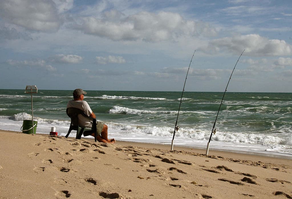 Melbourne Beach en el condado Brevard se posiciona en el sexto lugar con 6.35 puntos.Ha reportado 3 muertes en la zona de surf, 6 ataques de tiburones y ha sido escenario de 120 huracanes entre 1851 y 2020.