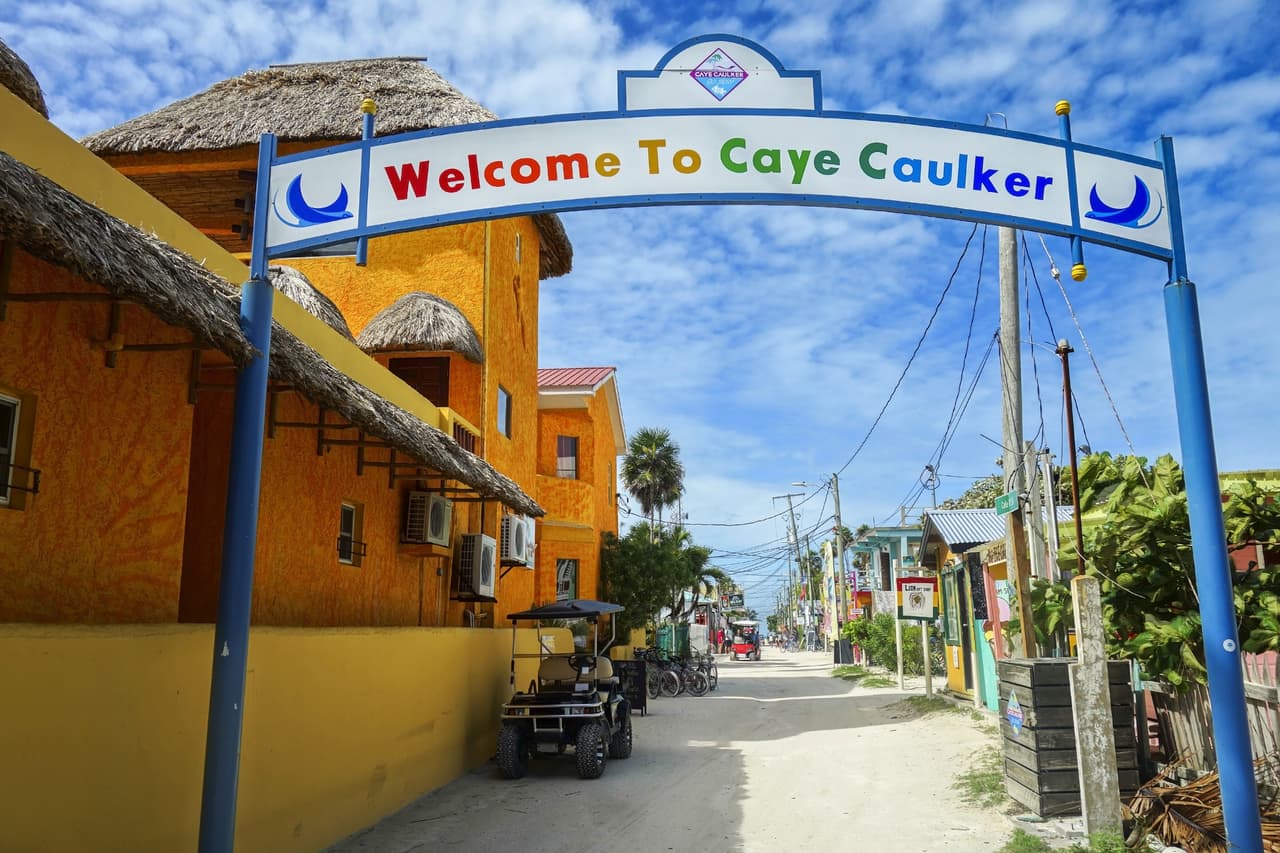 <b>Cayo Caulker, Belice</b>
<br>
<br>"Cayo Caulker, una isla de cinco millas de largo frente a la costa de Belice, es una encantadora isla caribeña donde el lema es 'ir despacio'", dice International Living. 
<br>
<br>La publicación agrega que a los extranjeros que se mudan a este paraíso les encanta la naturaleza y las actividades al aire libre relacionadas con el agua. También sirve de inspiración a muchos artistas, fotógrafos y escritores. Según International Living una pareja puede vivir cómodamente aquí a partir de 1,500 dólares al mes.
<br>