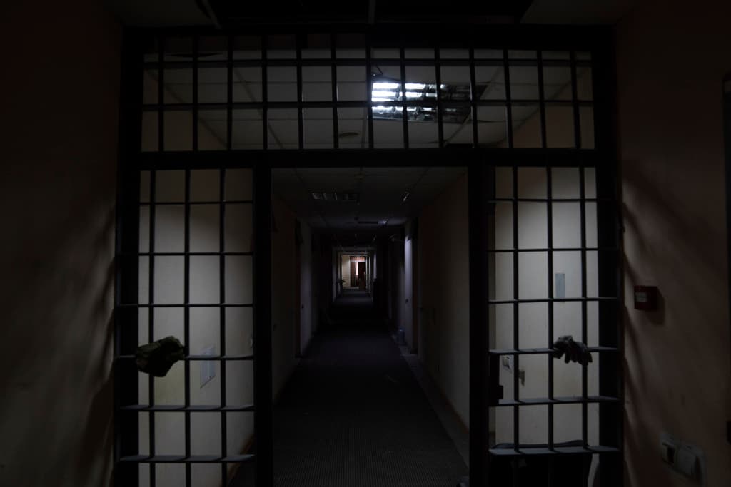 Descargas eléctricas, palizas, cráneos rotos, asfixia simulada... así viven los civiles ucranianos en las cárceles improvisadas por Rusia 