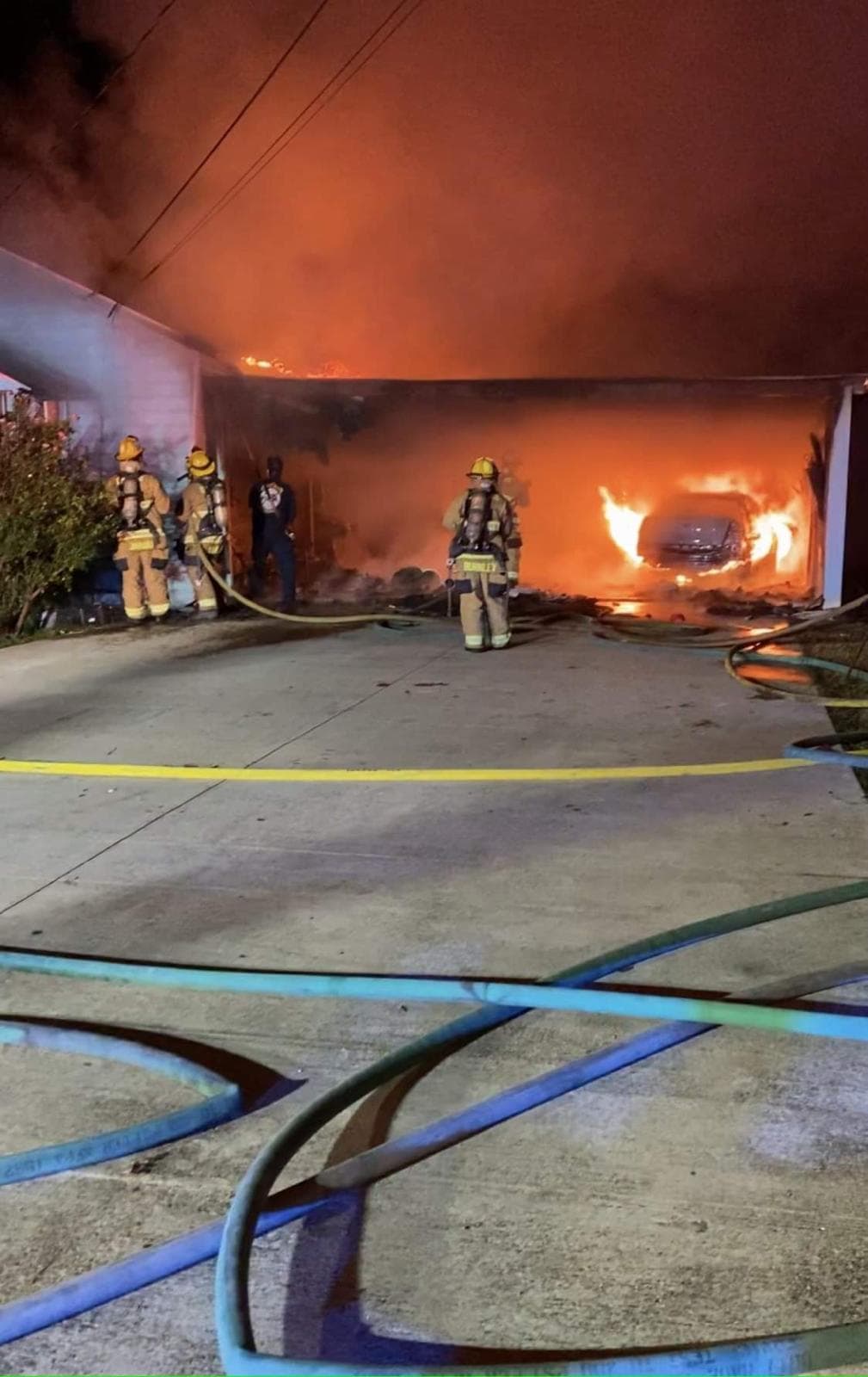 El incendio ocurrió alrededor de la 1 de la madrugada mientras la familia estaba durmiendo.