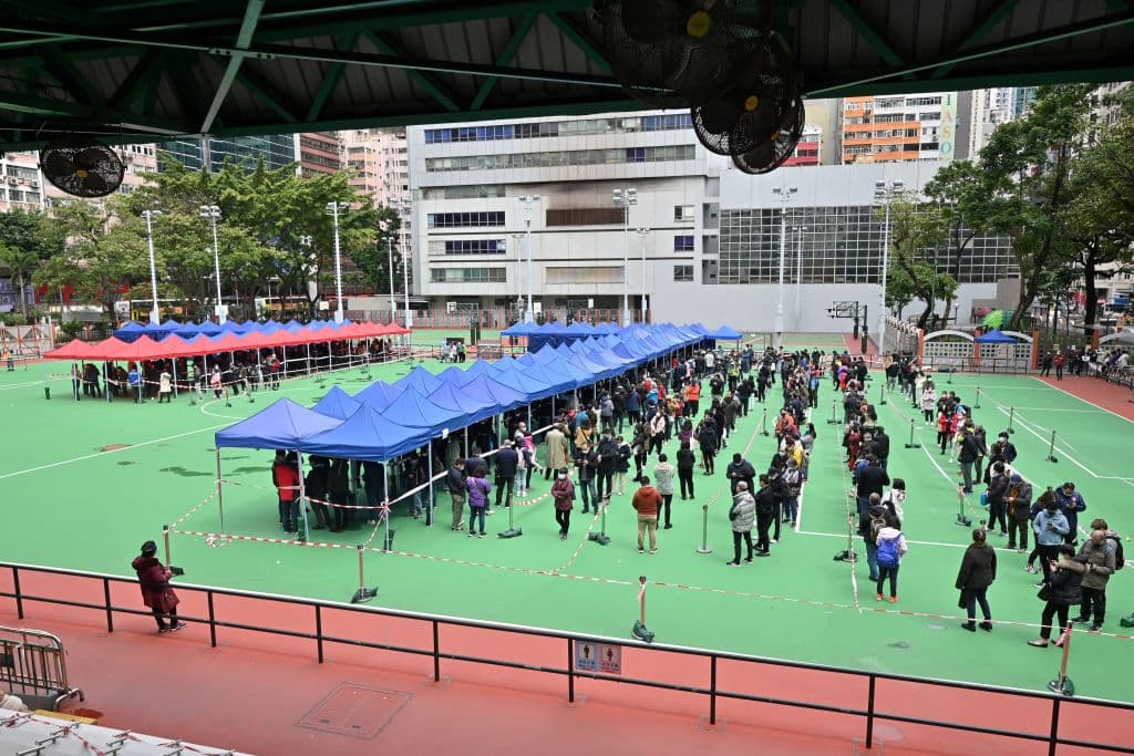 Tras el repunte de casos, las autoridades habían advertido que aumentarían el número de pruebas masivas de detección de covid-19 hasta abarcar a toda la población. Esto bajo presión desde Beijing, que exigía a las autoridades de Hong Kong frenar las infecciones. Pero este 9 de marzo, la dirigente de Hong Kong, Carrie Lam, aseguró que esa no era una prioridad. Entre otras cosas, 
<b>los residentes critican los mensajes confusos que son enviados por las autoridades en momentos en que se vive esta feroz ola de contagios.</b>