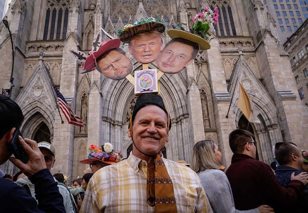 Para muestra un botón. Uno de los participantes en el festival 
<b>se inspiró en la serie 'Los Tres Chiflados'</b>, un éxito de la comedia del siglo pasado. Cambió los rostros por los del vicepresidente de Estados Unidos, 
<b>JD Vance</b>; 
<b><a href="https://www.univision.com/noticias/politica/miles-salen-calles-en-eeuu-protestas-contra-trump" target="_blank">el del presidente Donald Trump</a></b> y el de su mano derecha, el multimillonario empresario 
<b>Elon Musk</b>.