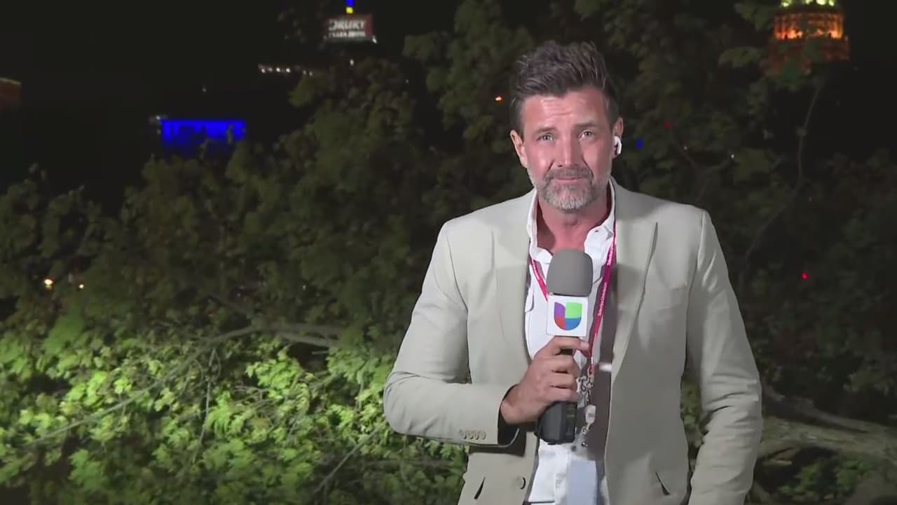 Fuertes vientos y granizo provocan la caída de un gran árbol en el centro de San Antonio