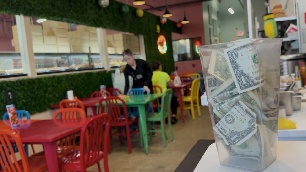 Nuevo salario mínimo en Chicago genera debate entre restaurantes y trabajadores