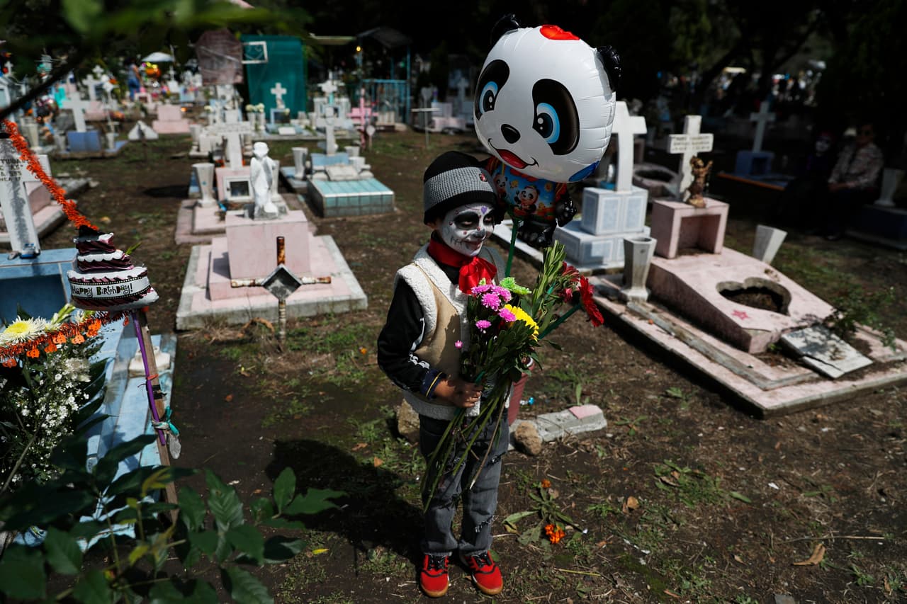 Aunque para algunos siempre es doloroso recordar a un ser querido que ya no le acompaña en la vida, el Día de Muertos más que un momento de tristeza es una fecha para recordar y festejar.