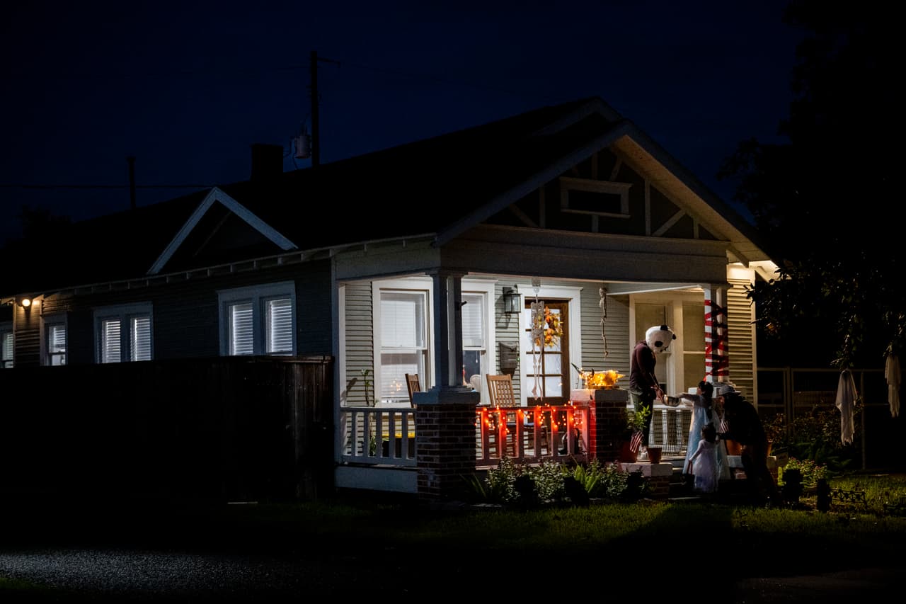 Las personas que salgan a pedir dulces deben portar una linterna.