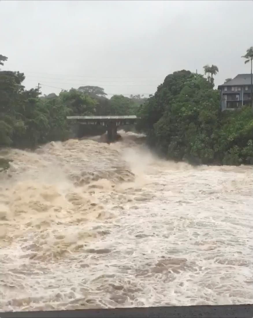 Otra vista de la crecida del río Wailuku, en la Isla Grande, Hawaii.