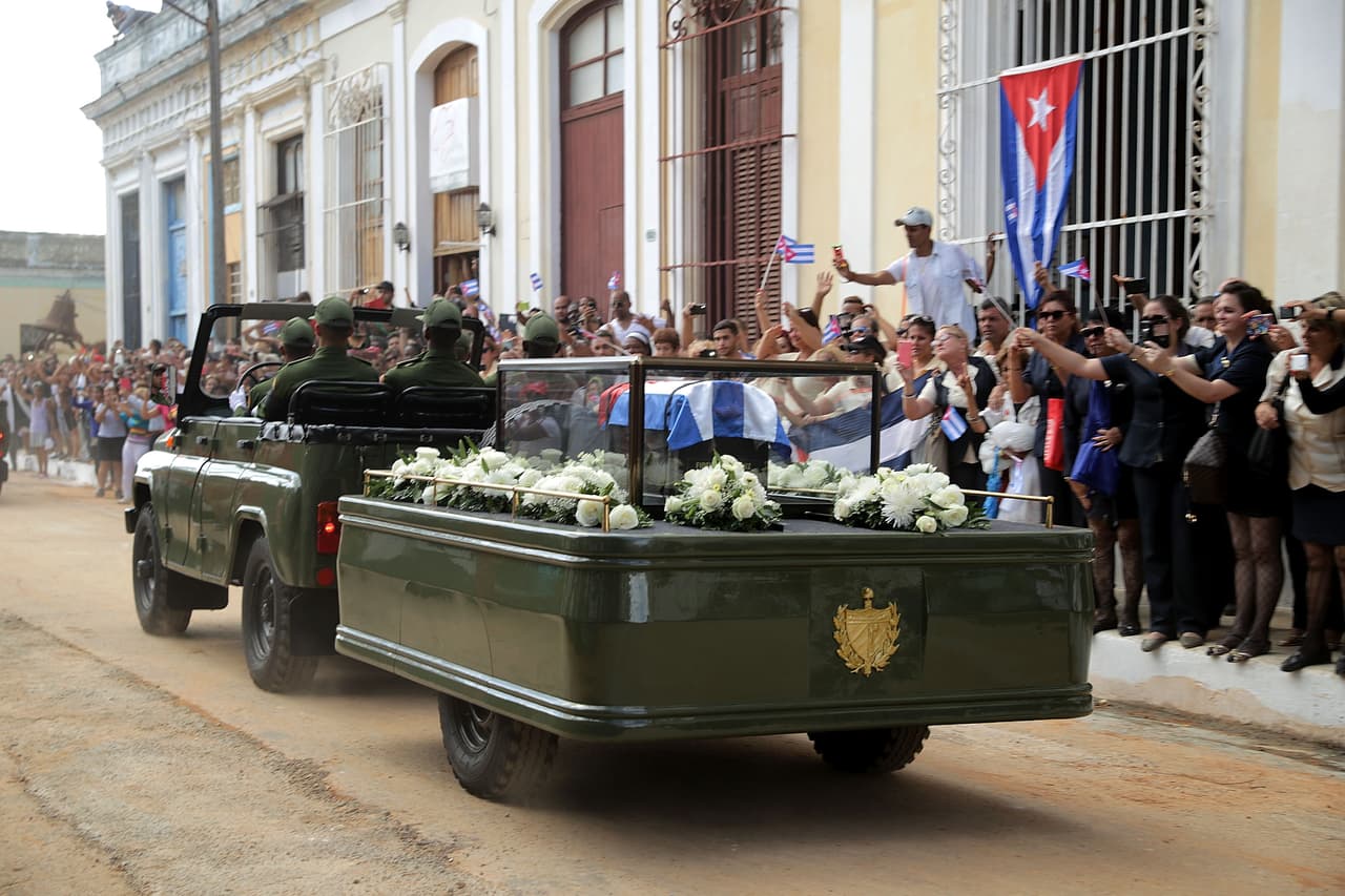 Los restos de Fidel Castro en su paso por un pueblo del interior de Cuba.