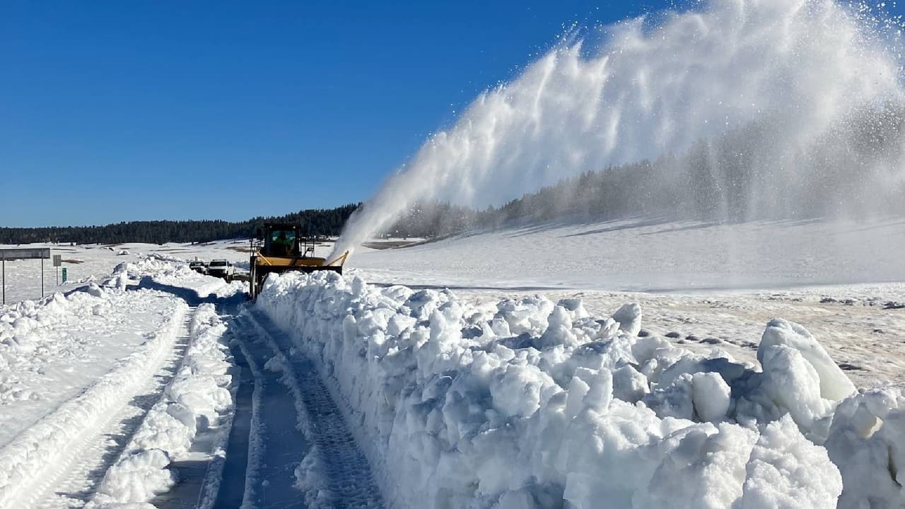También se cerrarán las siguientes carreteras estatales en el área de White Mountains, al este de Arizona:
<br>- Ruta estatal 473 entre la ruta estatal 260 y Hawley Lake: jueves 7 de diciembre
<br>- Ruta estatal 261 entre Eagar y Big Lake: viernes 29 de diciembre
<br>- Ruta estatal 273 entre Sunrise Park y Big Lake: viernes 29 de diciembre.