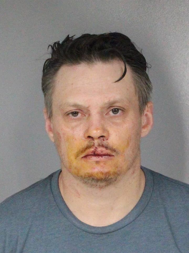 Travis Anderson fue arrestado en conexión con las drogas y el arma, además por tener dos órdenes de arresto pendientes.