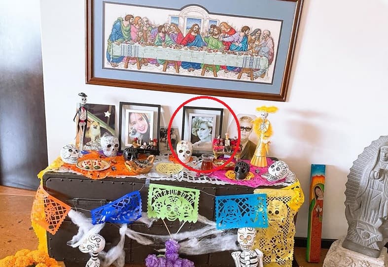 "Ahora sí, completo el altar... ¿tu visto bueno mamita?", escribió la conductora y etiquetó a Humberto y 
<b>Emiliano Zurita</b>.