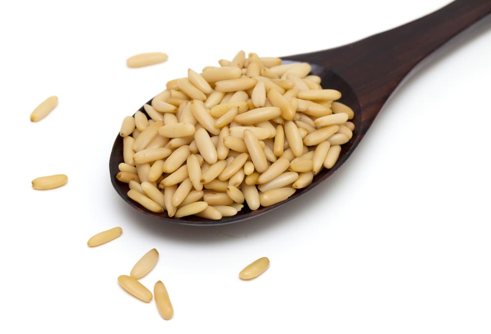 Piñones. Las proteínas que ofrecen son muchas por eso no se recomiendan tanto y para muchos no son el súper alimento pues causan molestias estomacales y gastrointestinales.