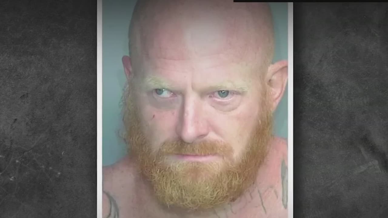 Don Steven McDougal tiene un 
<a href="https://www.univision.com/local/houston-kxln/amigo-familia-cunningham-acusado-asesinato-capital-hallazgo-cuerpo-audrii" target="_blank">amplio historial criminal </a>que incluye una acusación por intento de abuso indecente a un menor, cargo que lo hubiese obligado a registrarse en la lista de delincuentes sexuales, pero el caso no prosperó.