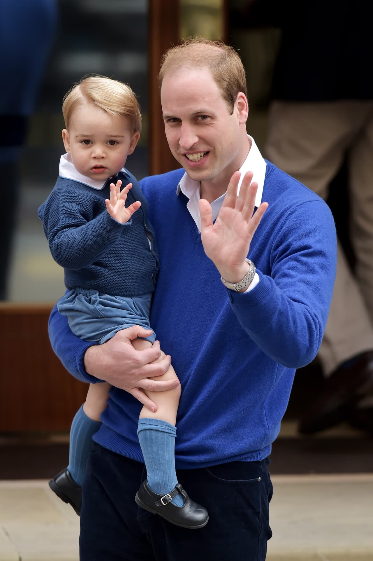 Una de las primeras cosas que le enseñaron al príncipe fue a decir ‘hola’. ¡Un padre educado y genial!