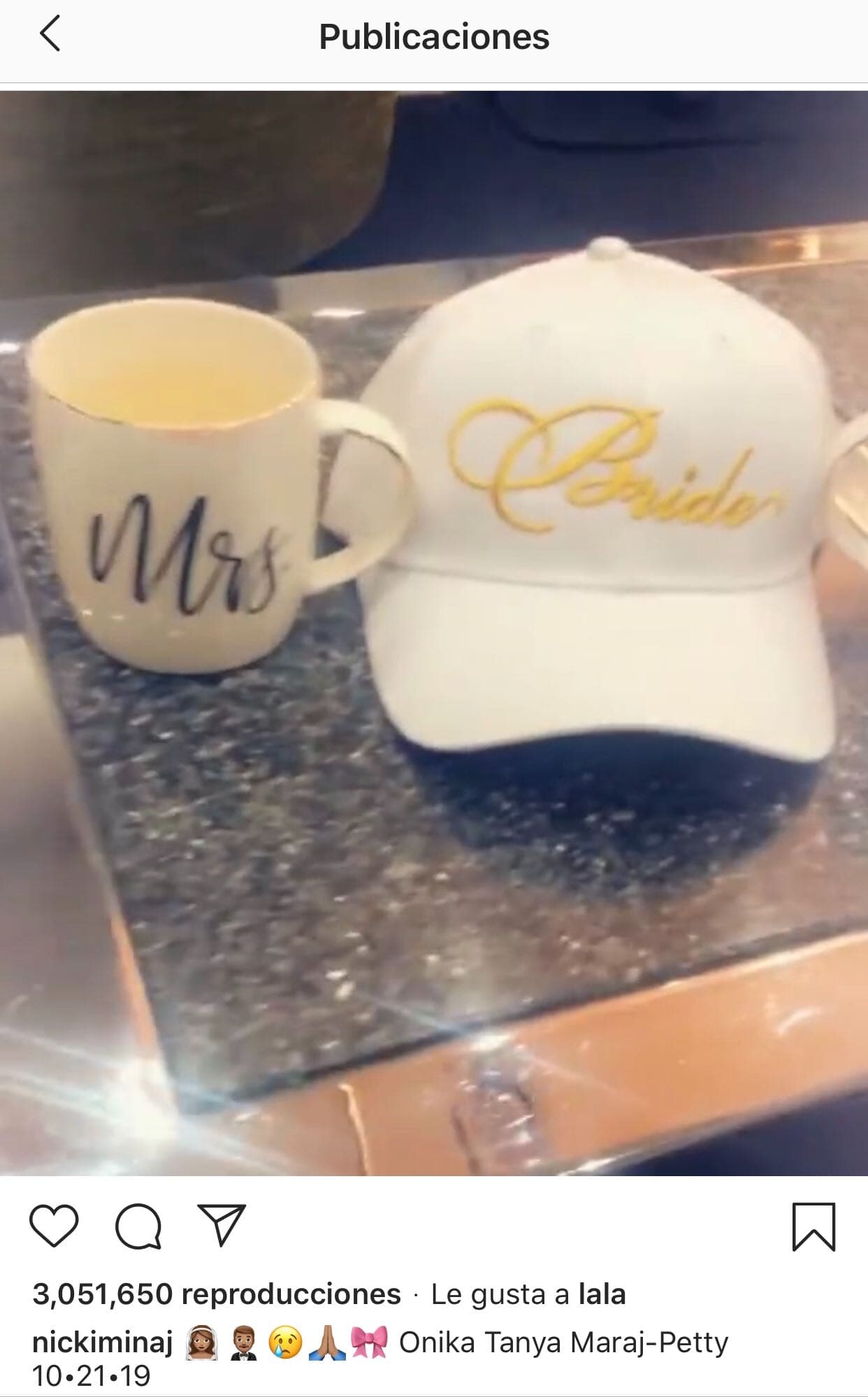 En las imágenes publicadas por
<b><a href="https://www.univision.com/shows/el-gordo-y-la-flaca/el-novio-de-nicki-minaj-es-una-joyita-pero-ella-lo-defiende-porque-cree-en-segundas-oportunidades-video"> la artista de 36 años</a></b> se pueden ver unas tazas con las abreviaciones 'Mr.' y 'Mrs.' (señor y señora).