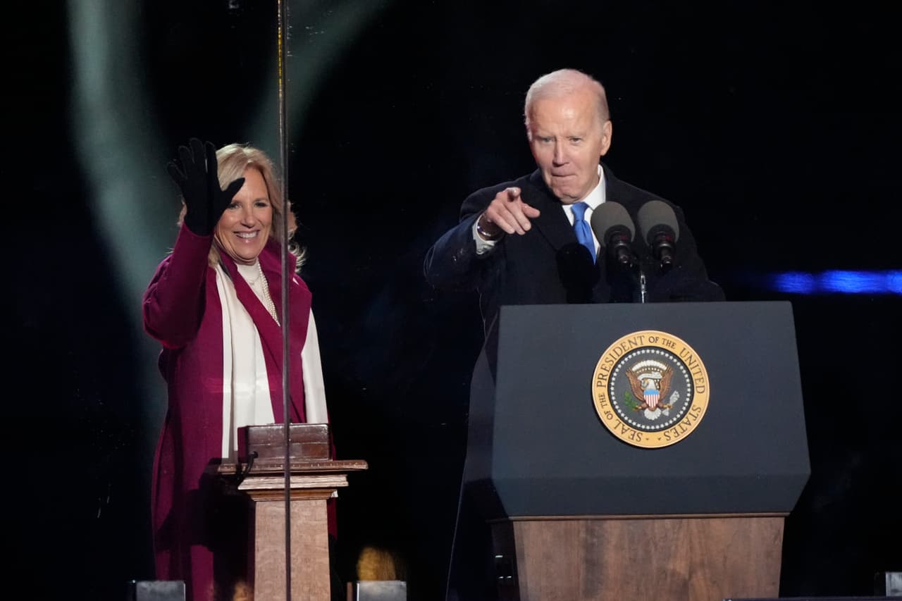 El presidente Biden consideró que la Navidad se trata de redescubrir la alegría en cosas tan simples como canciones y recetas de cocina, además de los actos de bondad y fortalecer los vínculos con los seres queridos.