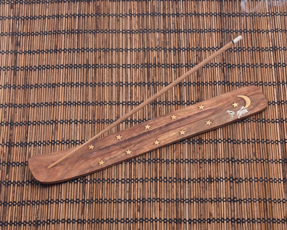 Enciende el incienso de canela y deja que el humo se propague por todo el lugar.