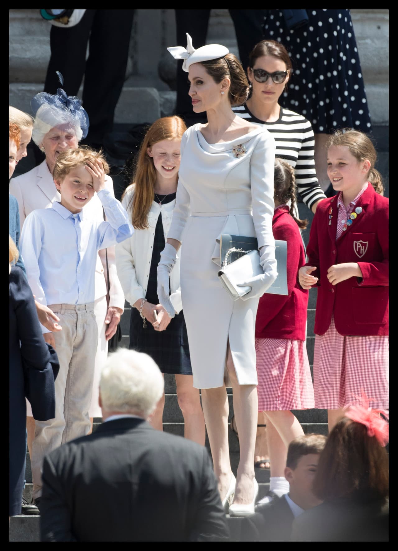 Este diseño le valió a Jolie que fuera comparada con el estilo de Meghan Markle, quien hace un par de semanas replicó una vestimenta similar a la actriz de Hollywood en un viaje junto a la reina Isabel II.