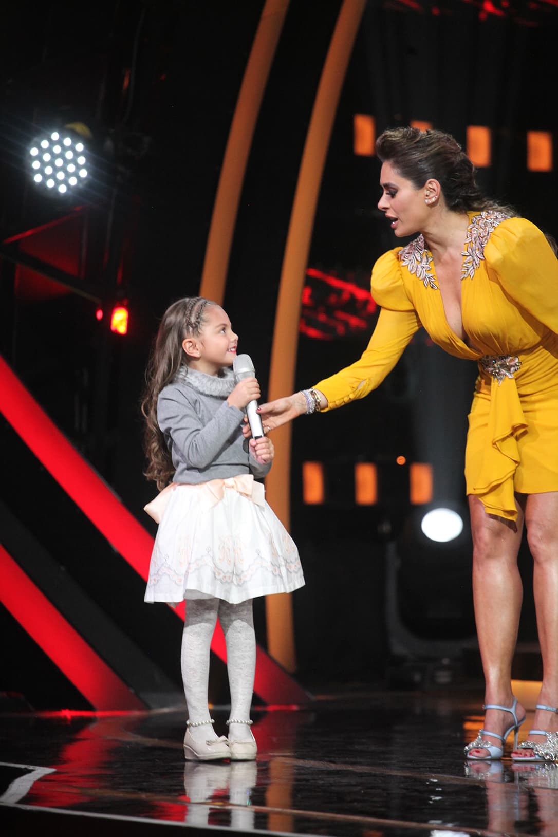 Y más tarde volvió a acercarse al centro del escenario y tomó el micrófono de Galilea entre sus manos.