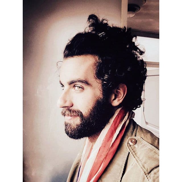 Habría que preguntarles a todas sus seguidoras si sus rizos alborotados les gustan y qué decir de su barba.