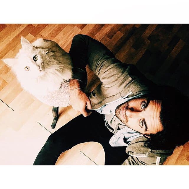 En cuestiones de amor, su corazón está ocupado nada menos que por una linda gatita que adoptó de nombre Begoña.