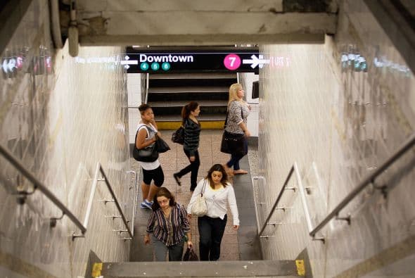 Degradado a tormenta tropical, el huracán Irene dejó a su paso por el estado de Nueva York dos víctimas mortales, importantes inundaciones en diferentes puntos de la Gran Manzana y de Long Island, que se llevó la peor parte de la tormenta tropical, y el corte de electricidad de casi un millón de personas.