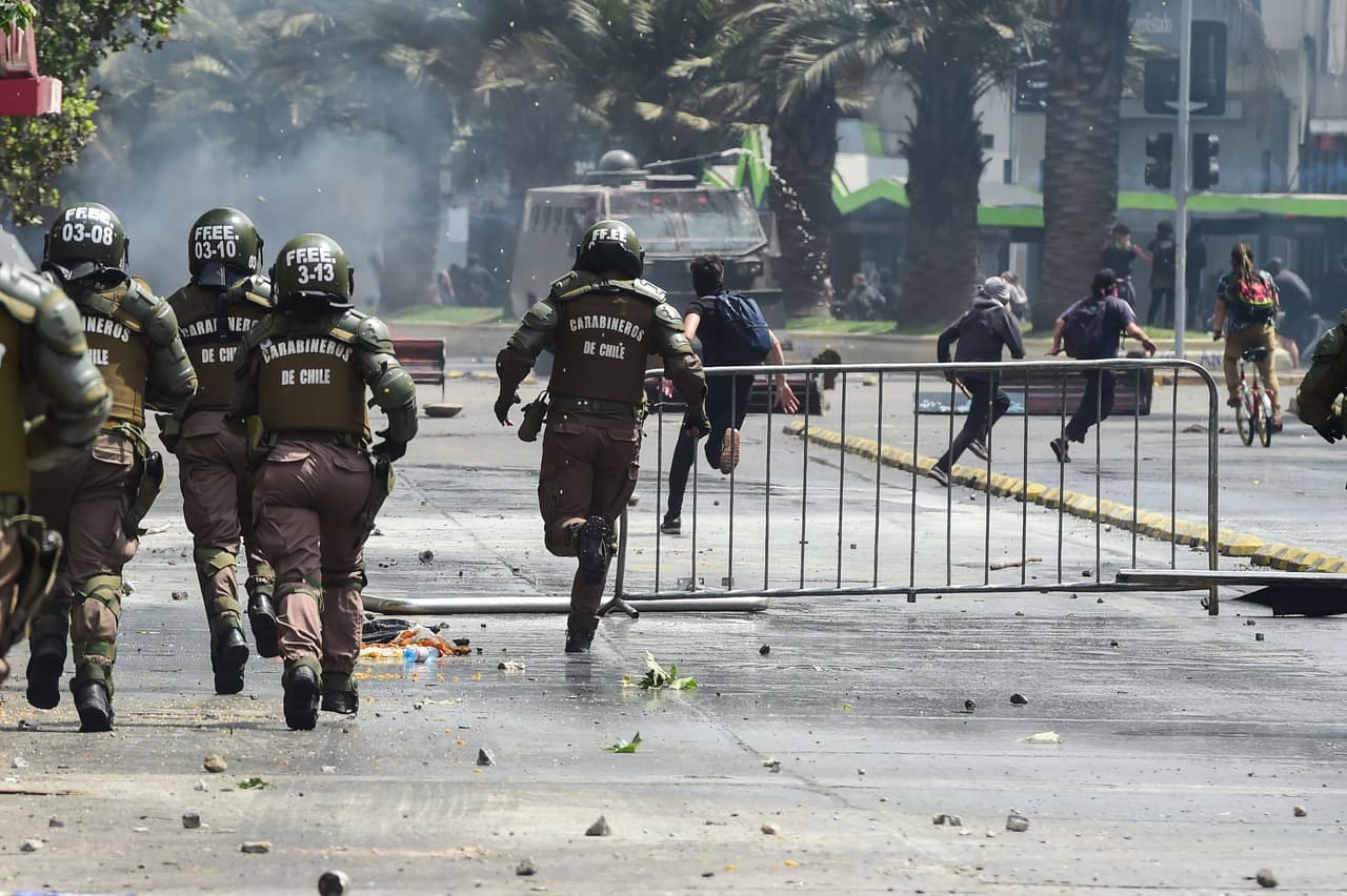 El presidente Sebastián Piñera tomó la polémica decisión de dar a los militares la responsabilidad de controlar el orden público, amparado bajo el estado de emergencia que establece la ley chilena.
