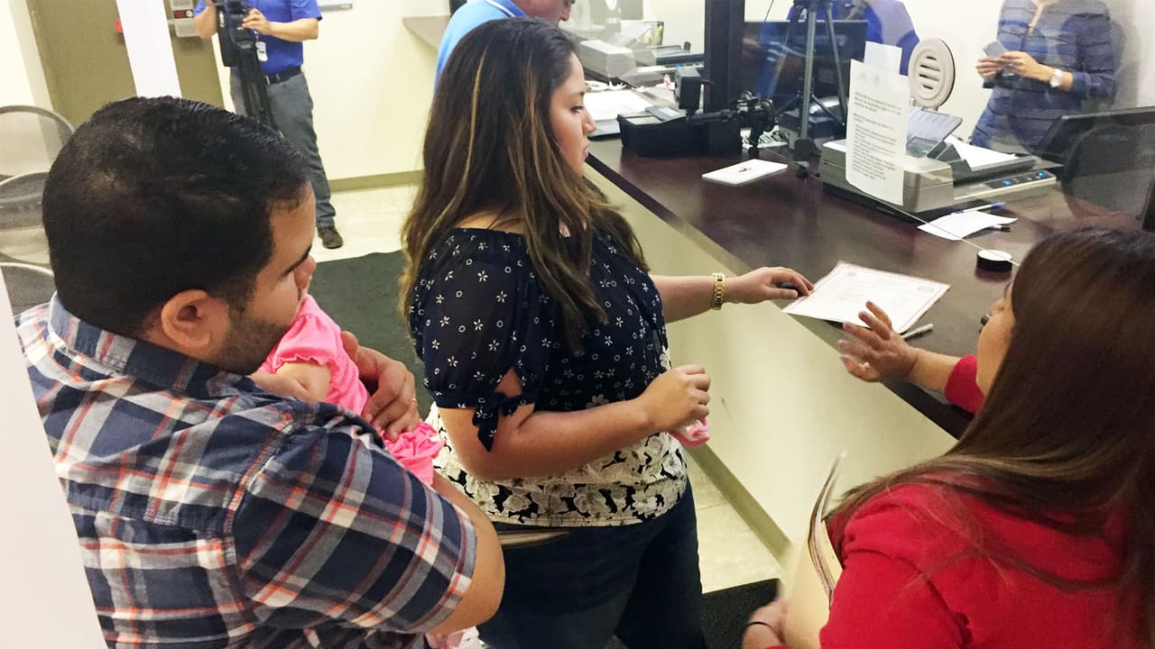 Maria Clara y su esposo Omar tramitan la doble nacionalidad de su hija Roxana.