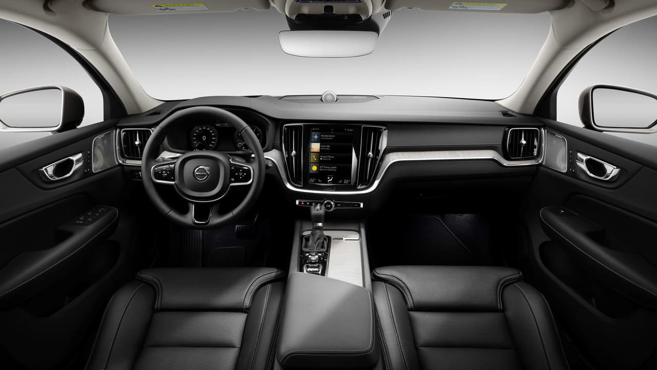 Este interior en cuero y con un
<b> severo tema visual en negro</b>, es más del gusto del público norteamericano, por lo que no tenemos ninguna duda de que será el más popular para la nueva V60 en nuestro país.