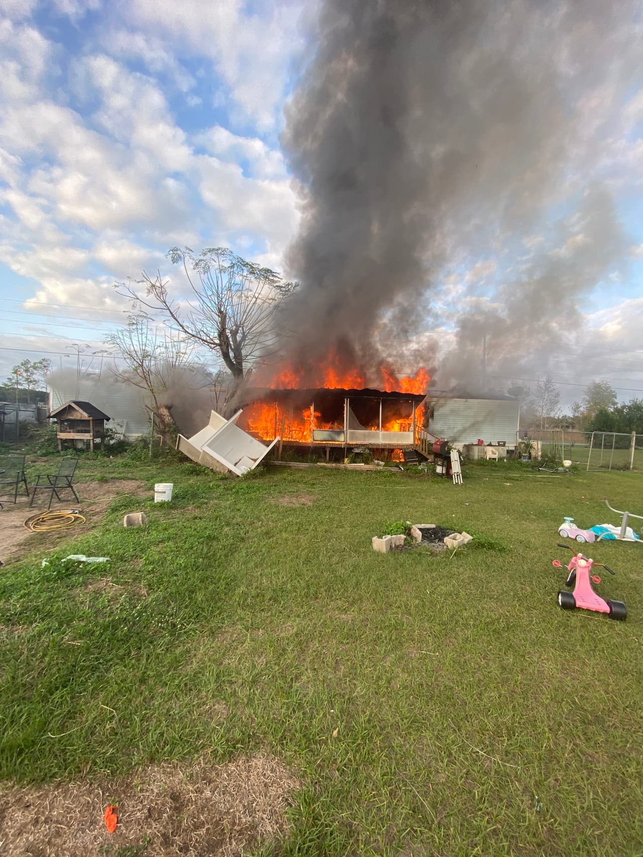 Una vivienda en la que vivía una familia de siete personas y tres perros fue destruida por las llamas en el condado Marion.