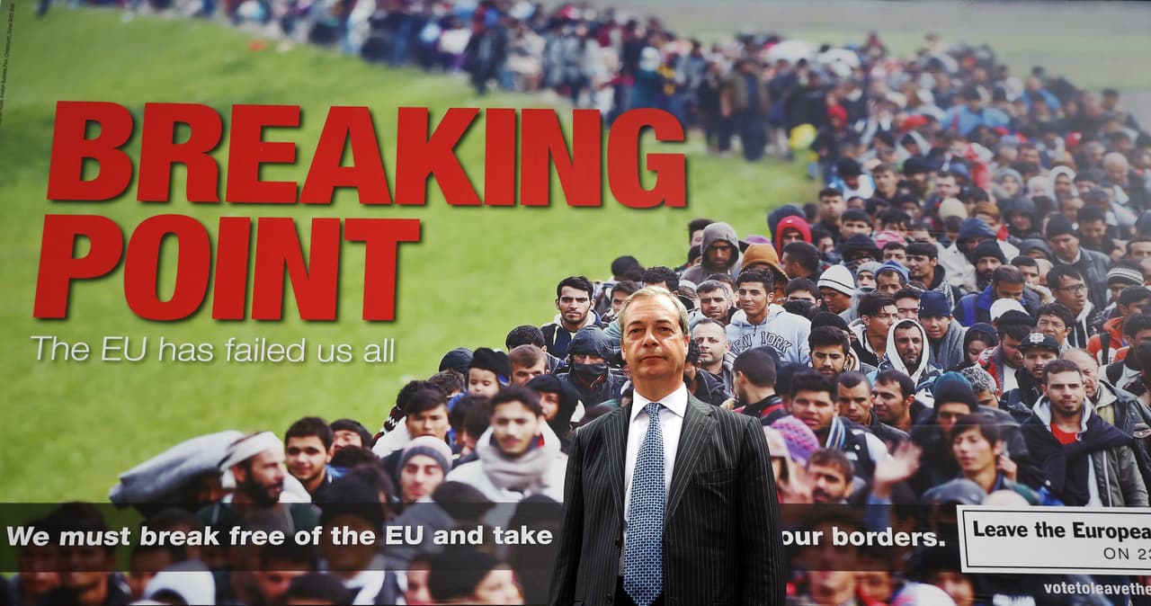 Nigel Farage posa delante del cartel más polémico de la campaña contra la permanencia del Reino Unido en la Unión Europea con una imagen de la cola de refugiados para entrar en Europa.
