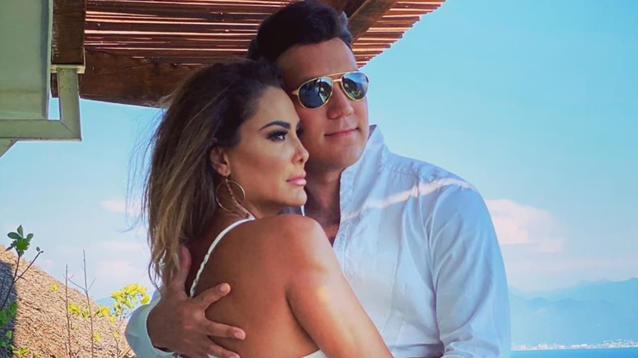 La pareja de la intérprete fue detenido el 16 de abril, acusado formalmente de los delitos de conspiración para cometer fraude electrónico, cada cargo tiene una pena máxima de 20 años.