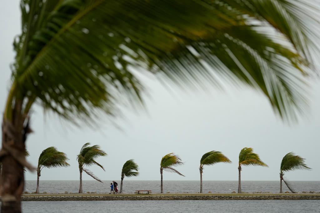 ¿Cómo se determina en Miami-Dade cuáles son las zonas que deben evacuar en caso de un huracán?