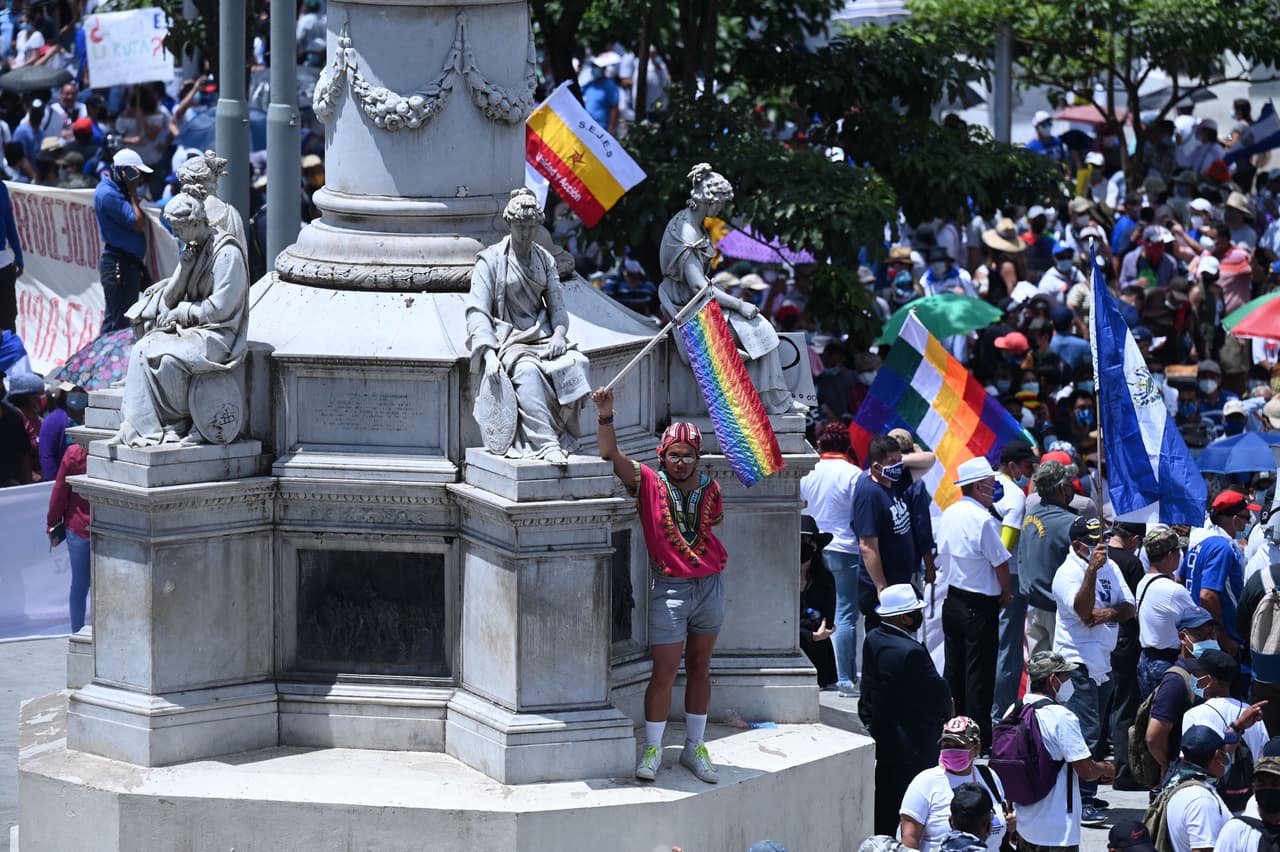En la marcha participaron grupos feministas, estudiantes universitarios, ambientalistas, sindicatos, defensores de los derechos humanos, partidos políticos opositores, exjueces y representantes del Colegio Médico de El Salvador. Los médicos se sumaron a la manifestación para exigir al gobierno claridad en las políticas de 
<a href="https://www.univision.com/temas/salud">salud</a>.