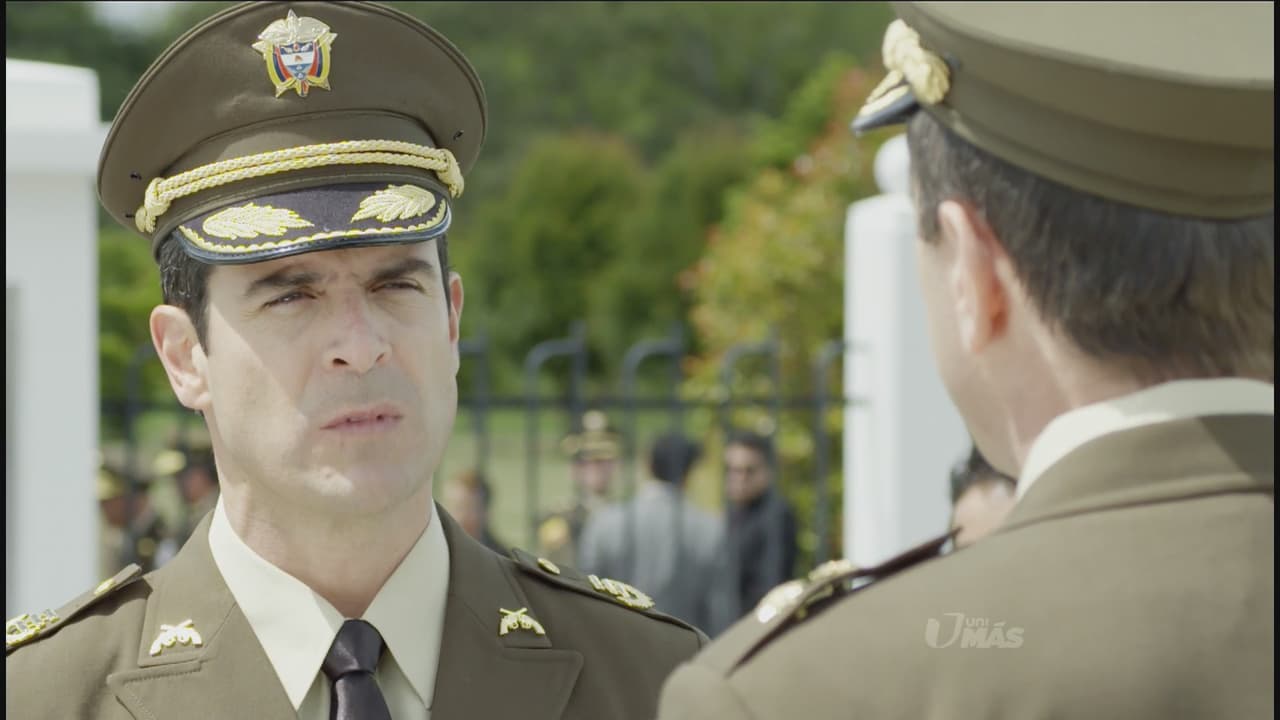 El General le entrega a Martín la misión más dificil de su vida: captural a Pablo Escobar.