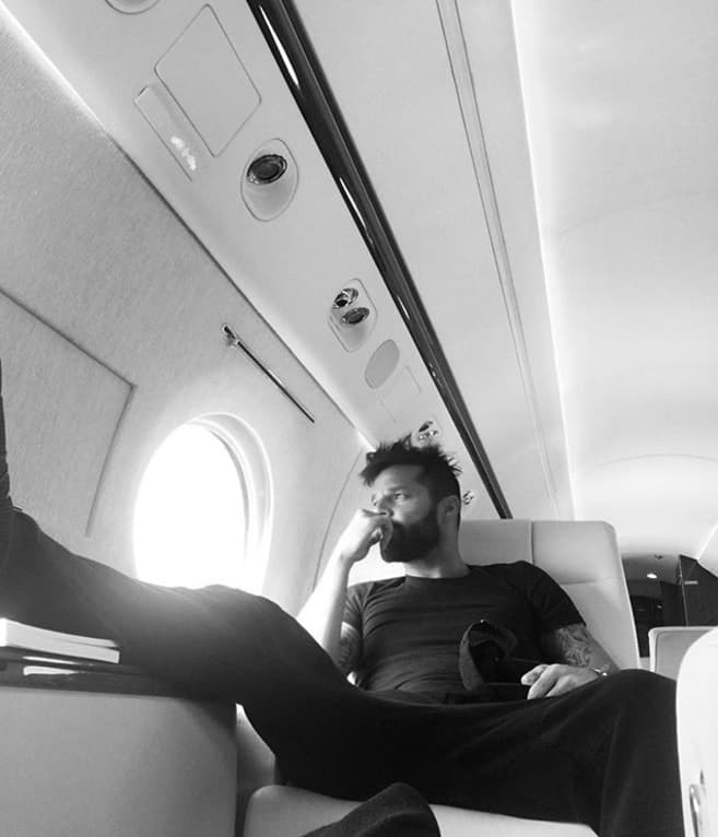 El cantante internacional Ricky Martin viaja constantemente de un lado a otro del mundo, por lo que decidió comprarse su propio avión con suficientes plazas para que lo acompañen sus hijos, su pareja y su gente más cercana.