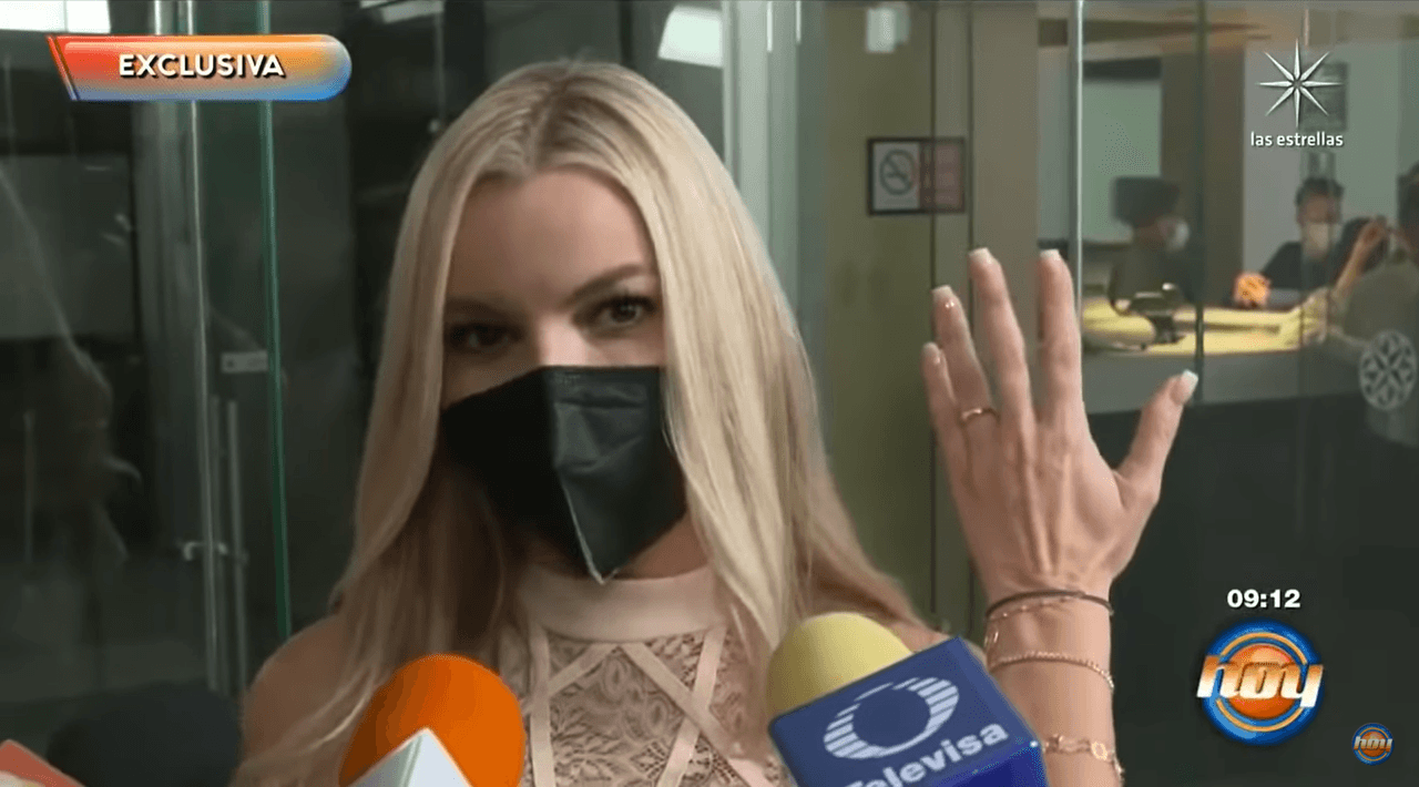 La actriz de 40 años explicó que el accesorio forma parte del vestuario del personaje del melodrama, que produce José Alberto 'El Güero' Castro.