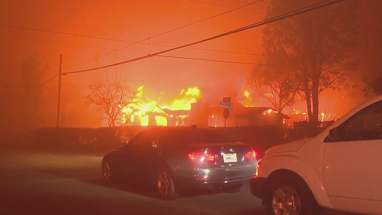 Los incendios Palisades, Eaton, Hurst (Sylmar) y Woodley arden sin control este miércoles 
<b><a href="https://www.univision.com/local/los-angeles-kmex/incendio-palisades-provoca-30-000-evacuaciones-los-angeles-fotos" target="_blank">al oeste del centro de Los Ángeles</a></b>. Más de 30,000 residentes, entre ellos estrellas de Hollywood, desalojaron sus hogares.