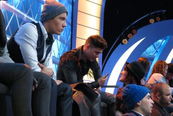 Le dio instrucciones a Danny Montejo sobre su número.