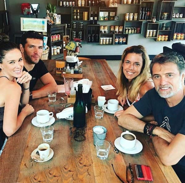 A estos dos matrimonios, el de los mexicanos Jacqueline Bracamontes y Martín Fuentes (izquierda) y los argentinos Juan Soler y Maki, los conocemos por su estilo de vida saludable y también por su gusto por el cafecito.