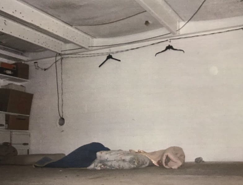 Según el relato de varios afectados, estos siguieron trabajando para el acusado porque les prometió que les ayudaría a conseguir una green card y “por el dinero que me debía”.