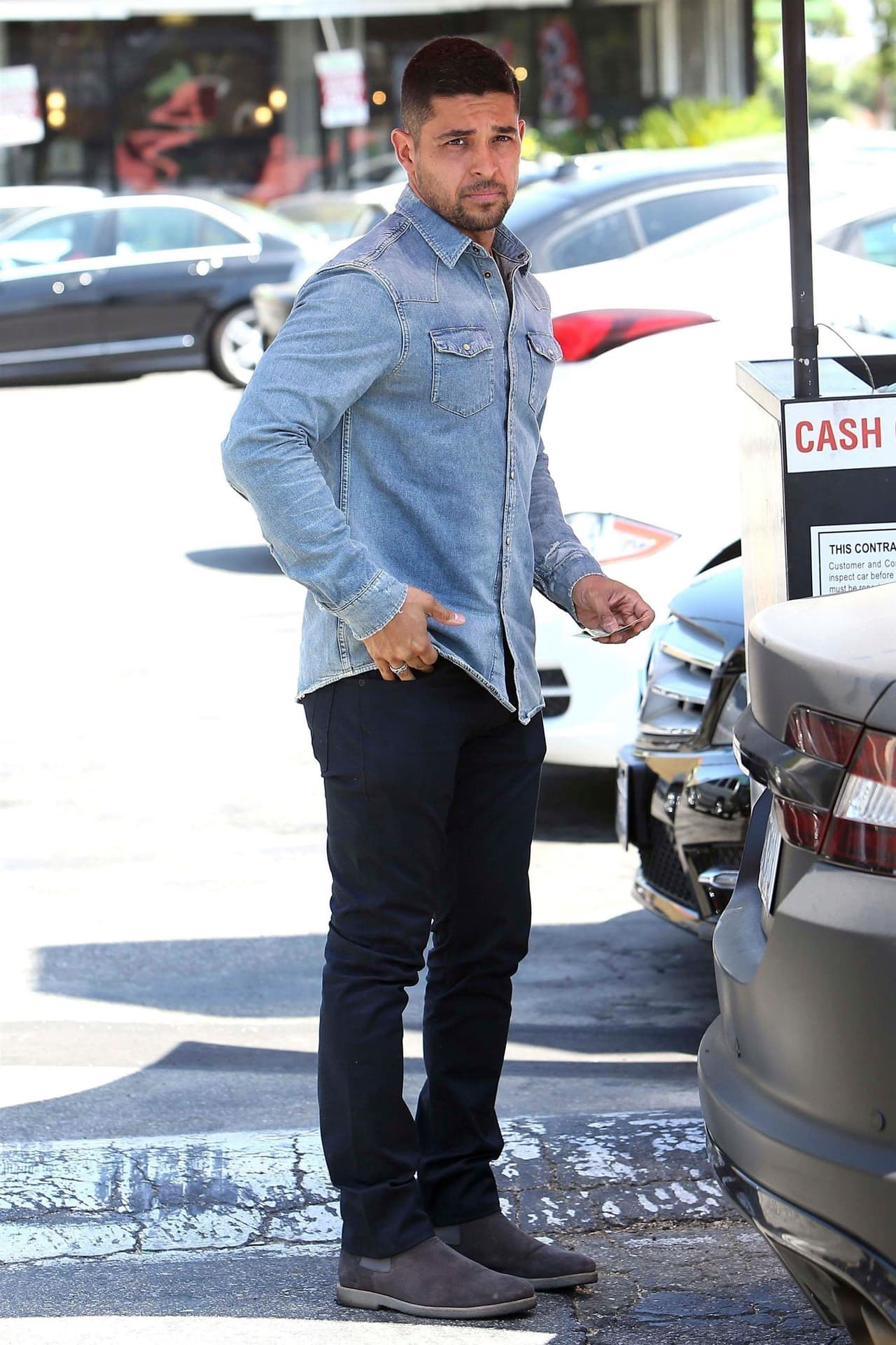 A pesar de su ruptura continuaron su amistad y fueron vistos en público un par de ocasiones. Por eso, tras la hospitalización de la cantante en el Cedars-Sinai Medical Center de Los Ángeles por una supuesta sobredosis el pasado 24 de julio, el actor fue a visitarla.