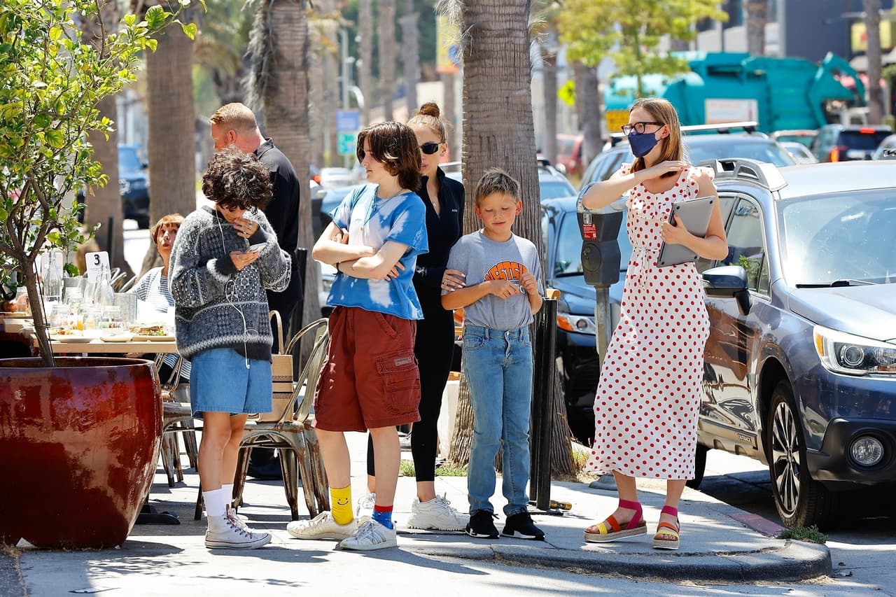 Al igual que
<b> <a href="https://www.univision.com/famosos/jennifer-garner-ben-affleck-jennifer-lopez-matrimonio" target="_blank">JLo y el actor, Jennifer Garner</a></b> vive en Los Ángeles, lo que facilita que el artista pueda ejercer la custodia y educación compartida de sus hijos. 
<br>