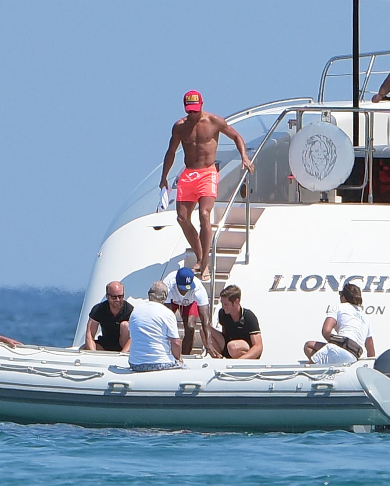 ¡A estos muchachos nada más les faltaron los clavados!