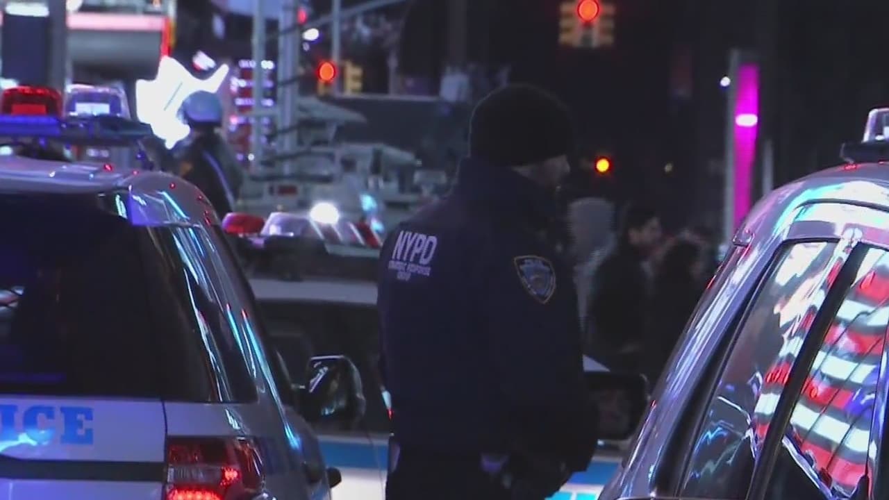 Oficial del NYPD es acusado de violar las leyes santuario de la ciudad