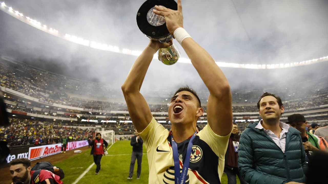 Joe Corona, con el trofeo de campeón de la Liga MX en el Apertura 2018.